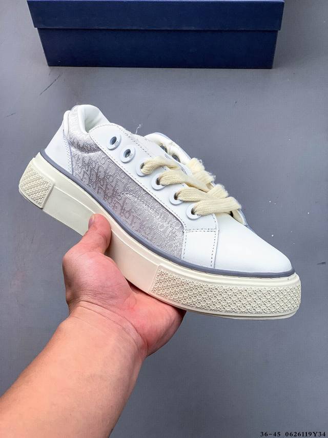 公司级！Dior迪奥 B33运动鞋 秋季新品，重新诠释经典的网球鞋，时尚的廓形突显厚实感。采用棕色和奶油白色提花面料精心制作，饰以 Oblique 印花，搭配绒