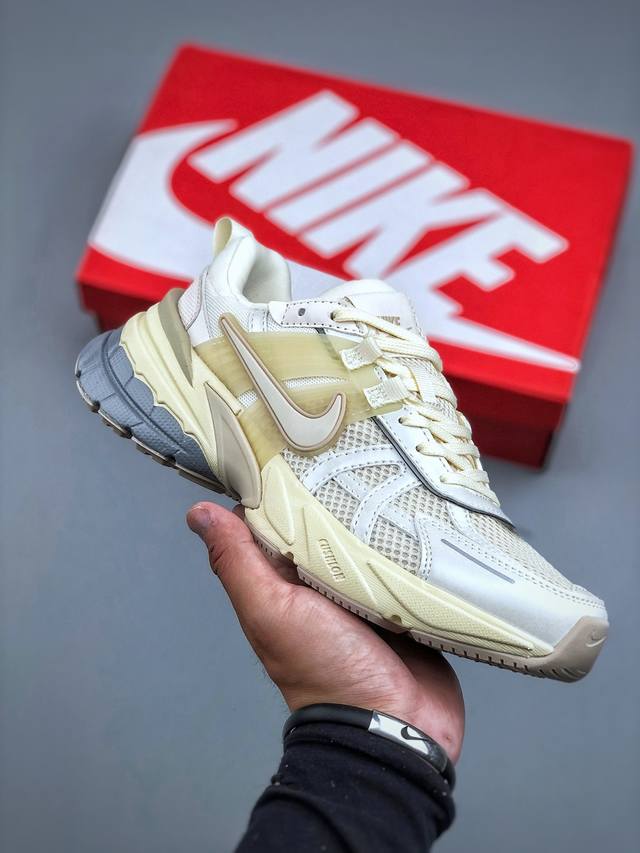 Nike V2K Runtekk 减震防滑复古低帮跑步鞋材质上使用大面积网眼 皮革 Tpu 组成 支撑和透气性肯定不错 中底处由 Cushlon 泡绵打造 保证