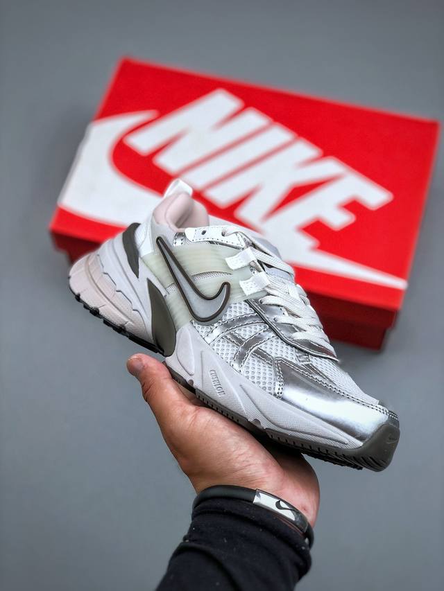Nike V2K Runtekk 减震防滑复古低帮跑步鞋材质上使用大面积网眼 皮革 Tpu 组成 支撑和透气性肯定不错 中底处由 Cushlon 泡绵打造 保证