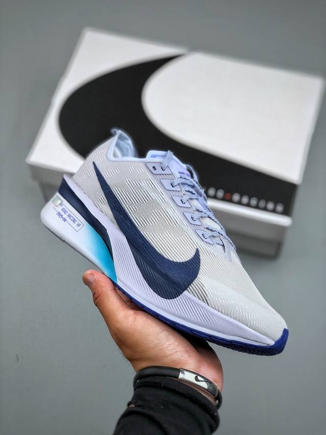 Nike Zoomx Vaporfly Next% 4耐克 轻量化 网面透气运动鞋这款新一代最强跑鞋在鞋面和鞋底都进行了全方位升级鞋面使用了全新 Vaporwe