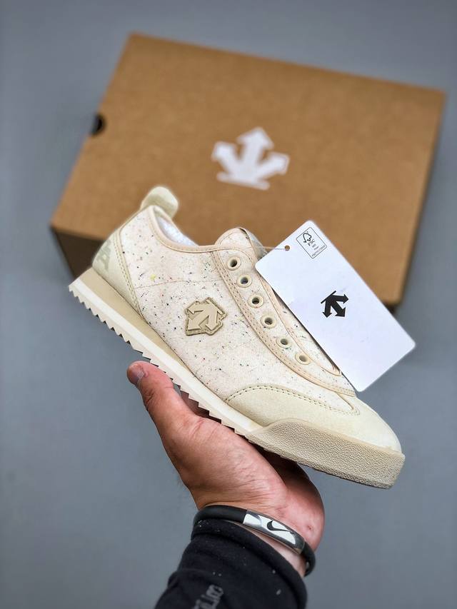 Descente Tenpo Replica 公司级版本 迪桑特复古运动一脚蹬帆布鞋 透气休闲鞋 轻松方便的一脚蹬设计 搭配轻质弹性鞋底 脚感舒适 简洁的帆布鞋