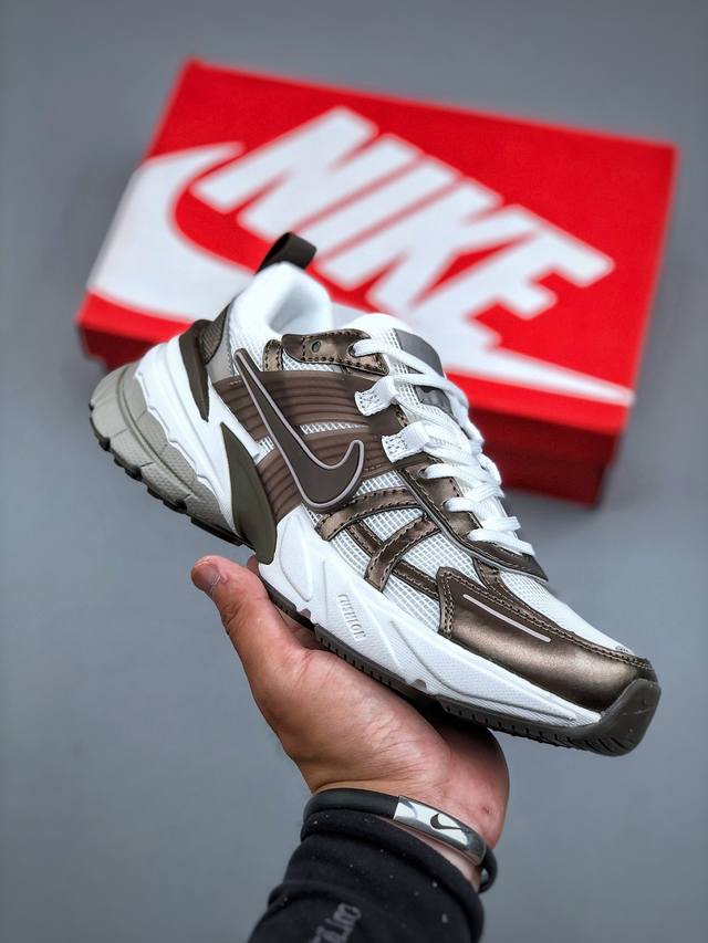 Nike V2K Runtekk 减震防滑复古低帮跑步鞋材质上使用大面积网眼 皮革 Tpu 组成 支撑和透气性肯定不错 中底处由 Cushlon 泡绵打造 保证
