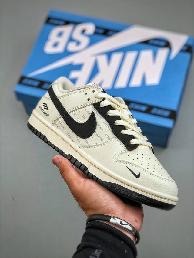 海外爆款限量发售！高端定制Nike Sb Dunk Low “巴黎世家联名---奶白黑钩印花”高端定制 低帮休闲板鞋 定制鞋盒 大厂纯原品质出货 超高清洁度 皮