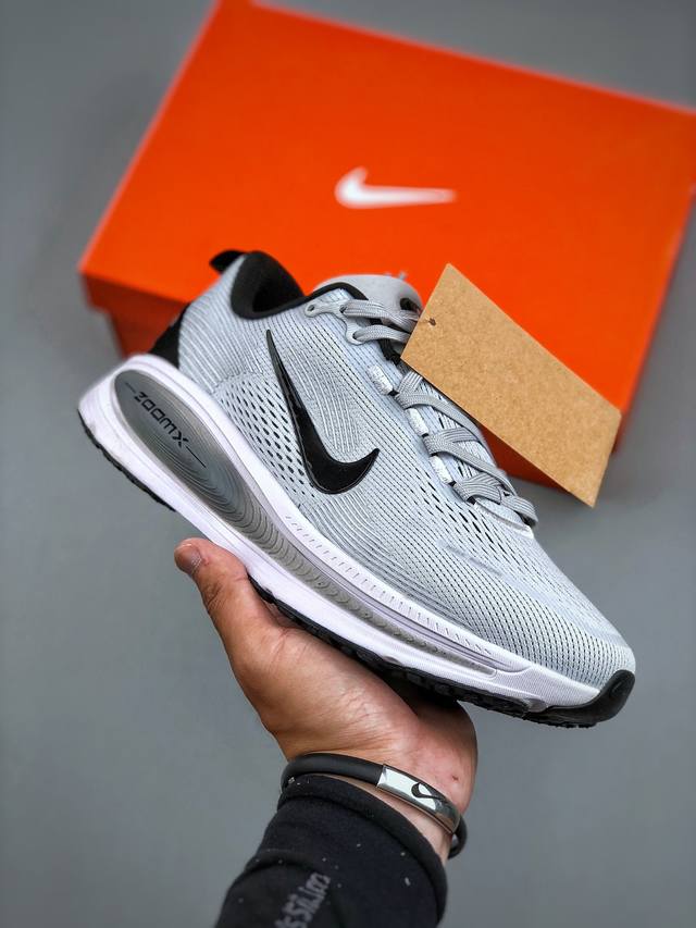 Nike Vomero 18 耐克 舒适减震防滑 低帮跑步鞋全掌Reactx泡绵中底 前掌和后跟还配备了Air Zoom气垫单元 据说跑起来更快更舒适哦 这次最