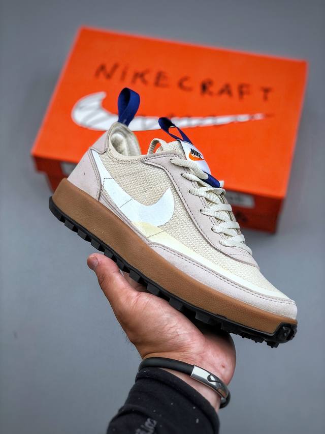 Tom Sachs X Nk General Purpose Shoe 联名款 简约风休闲鞋 此款耐用的翻毛皮和加固网眼布构成了这双鞋的整体鞋面，上面印有轮廓S