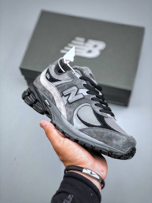 New Balance 2002系列 复古休闲跑步鞋 M2002Rcl #鞋款延续了经典科技，升级版N-Ergy缓震物料机能与材质上脚太舒适了，鞋面的柔软麂皮搭