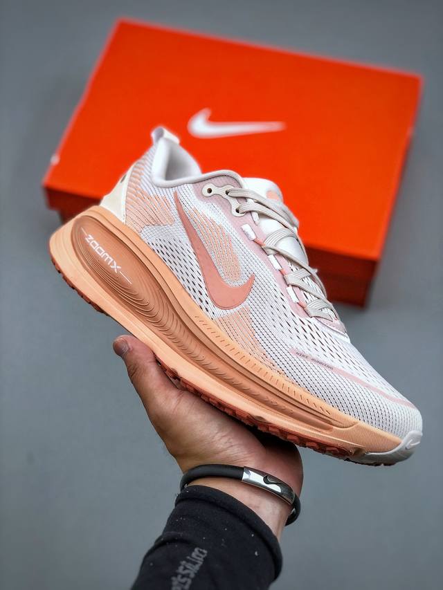 Nike Vomero 18 耐克 舒适减震防滑 低帮跑步鞋全掌Reactx泡绵中底 前掌和后跟还配备了Air Zoom气垫单元 据说跑起来更快更舒适哦 这次最