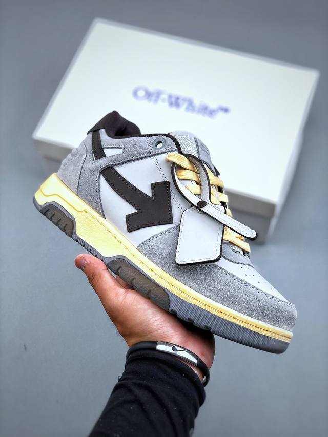Off-White Out Of Office 低帮复古休闲鞋 该款运动鞋单品有皮质制成饰有品牌标志性 Zip Tie束线带吊牌牌，侧面饰有Arrows图案，展