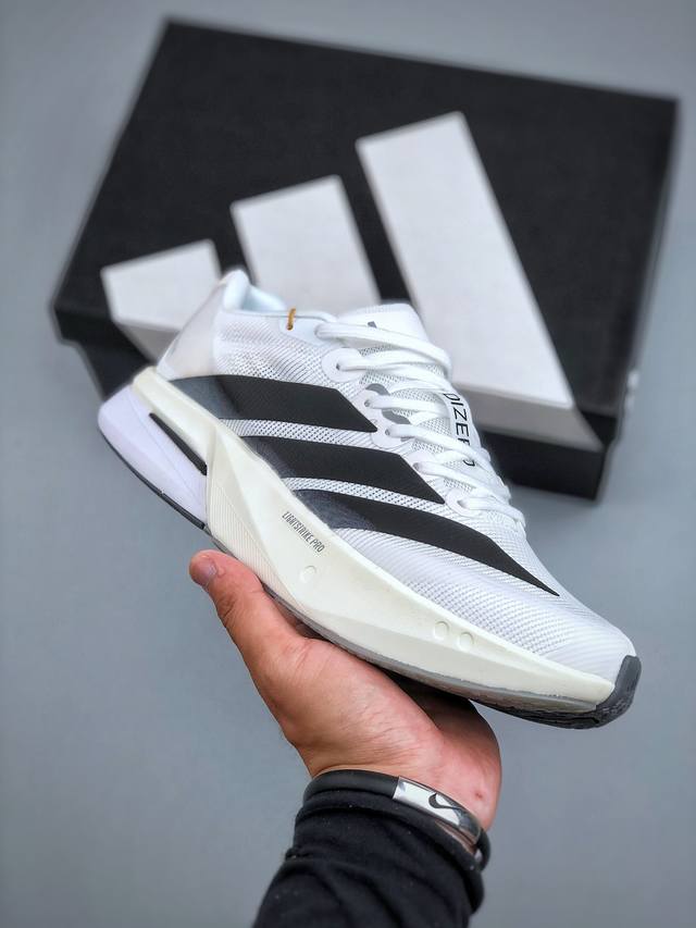 Adizero Boston 13 泡棉搭配碳纤维板 缓震透气跑步鞋 Adizero Boston 13 跑鞋专为中长跑而设计它们速度很快 但这并不以耐用性为代