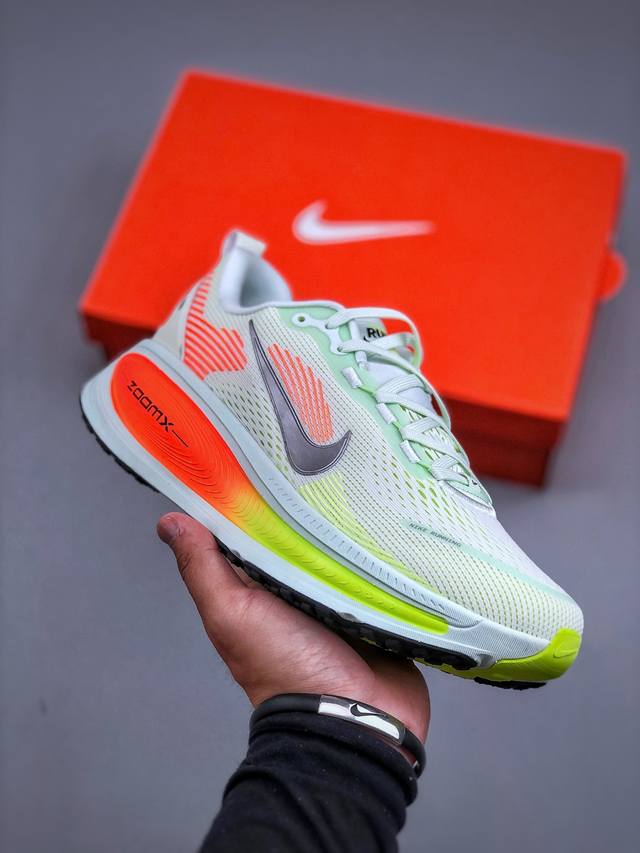 Nike Vomero 18 耐克 舒适减震防滑 低帮跑步鞋全掌Reactx泡绵中底 前掌和后跟还配备了Air Zoom气垫单元 据说跑起来更快更舒适哦 这次最