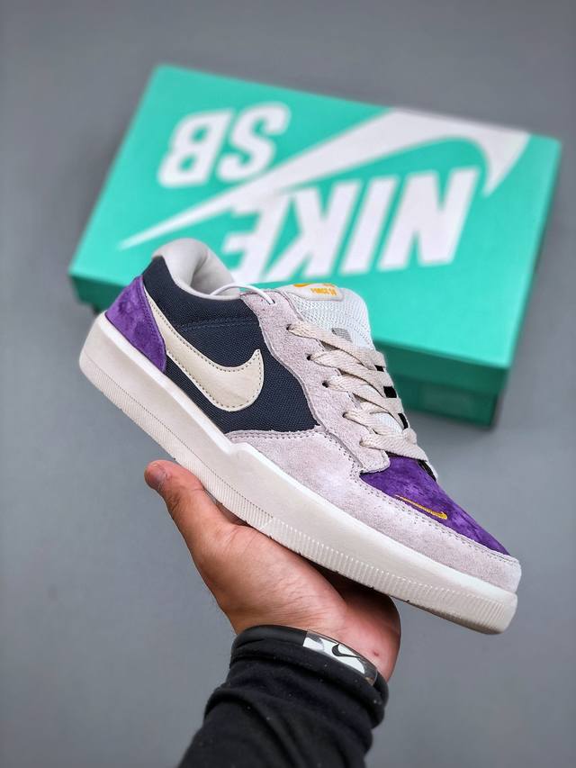 Nike Sb Force 58 耐克 低帮休闲板鞋是一款将前沿创新带入街头的单品 它具有硫化杯底 具有出色的耐用性和灵活性 使用帆布和绒面革 在饰面上放置通风