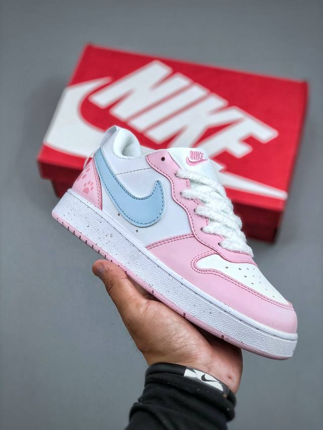 Nike Court Borough Low 低帮百搭透气休闲运动板鞋男女鞋经典耐用的设计，兼顾舒适脚感和出众风范，演绎匠心之作。结构性的支撑贴合感结合复古篮球
