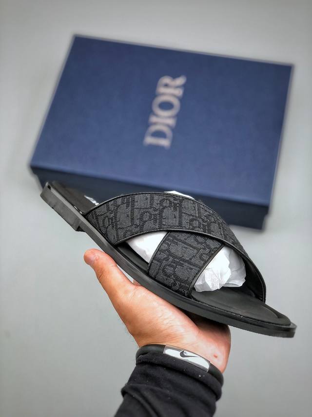 外贸版本 Dior迪奥Alias 小牛皮 圆头平底一字拖鞋 男款 米色拖鞋 凉鞋 原版购入开发 做货 这款 Dior Alias 凉鞋致敬运动风格经典标识，彰显