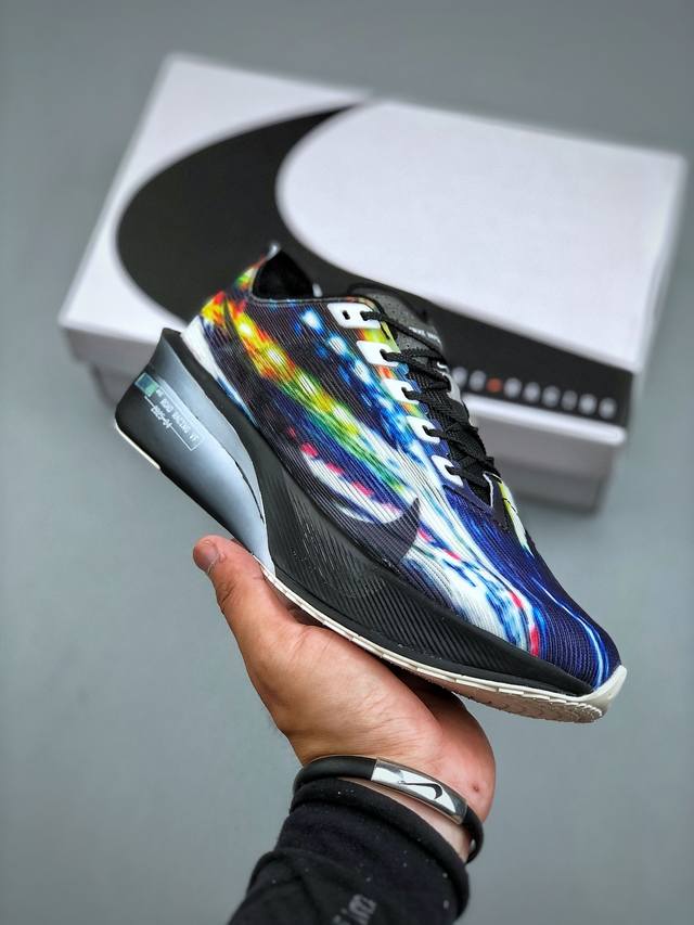 Nike Vaporfly Next%4 减震马拉松跑步鞋 整体采用前作的设计语言，并且对后者的细节进行升级，马拉松和长距离路跑的性能极限设计而生。货号:Ib8