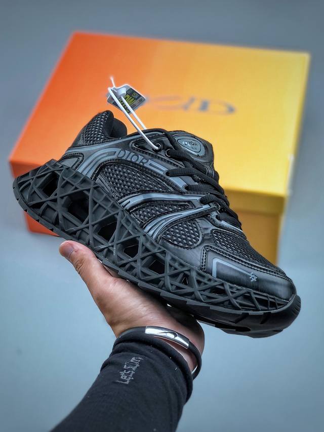 Dior迪奥 B35 圆头系带 低帮 生活休闲鞋采用轻盈的橡胶精心制作 饰以曲纹藤格纹 Cosmo图案 重新诠释经典设计 镂空设计搭配橡胶内底若隐若现 呈现鲜明
