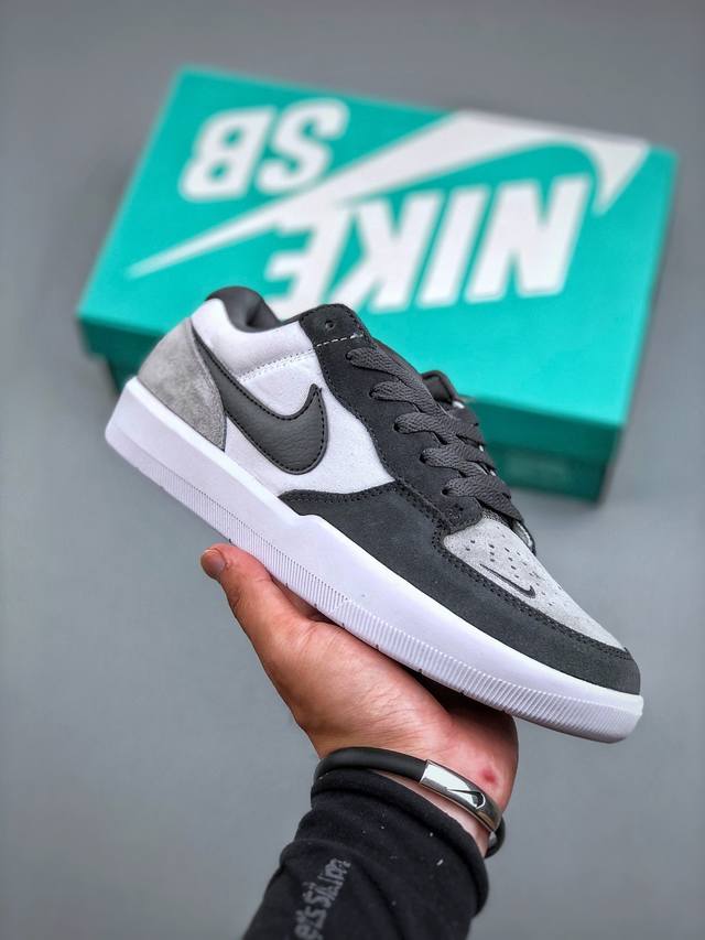 Nike Sb Force 58 耐克 低帮休闲板鞋是一款将前沿创新带入街头的单品 它具有硫化杯底 具有出色的耐用性和灵活性 使用帆布和绒面革 在饰面上放置通风