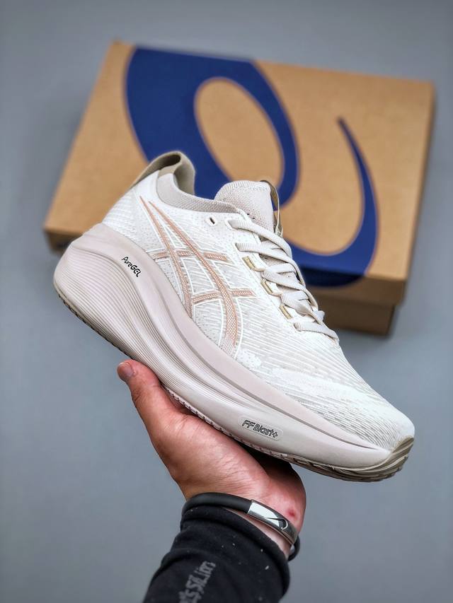 Asics Gel-Nimbus 27 舒适防滑耐磨低帮休闲跑步鞋鞋底采用了轻质发泡材料 并在后跟和前掌处采用了Asics亚瑟士核心科技-Gel缓震胶 赋予鞋款