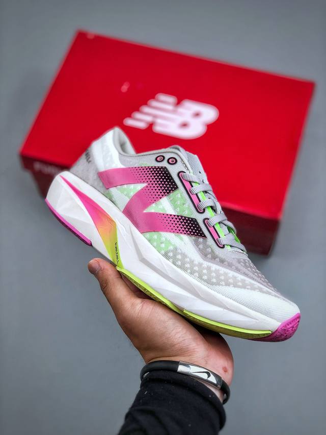 New Balance Fuelcell Rebel V4 低帮防滑耐磨百搭休闲跑步鞋 #内置碳板 超轻透气针织网眼材料结构鞋面 中底嵌入Fuelcell轻量化