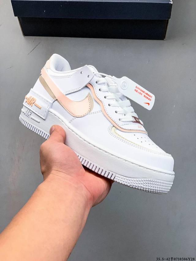 公司级头层！Nike 耐克 Air Force 1 Shadow 拼接马卡龙 侧身 Swoosh 采用叠加形的式呈现，同时跟后也将标志性 “Air” 字叠样加配