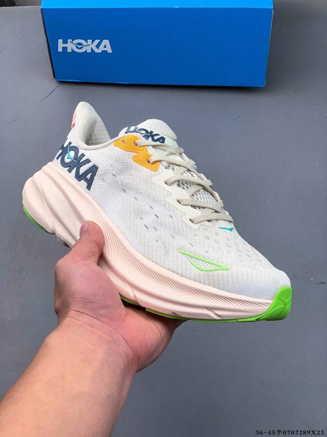 Hoka One One 克利夫顿9 轻量级缓震跑步鞋！鞋款延续克利夫顿的最佳品质，继续呈现极致柔软和超凡轻盈的完美组合。 全新的鞋面加大透气网孔，提升后跟部位