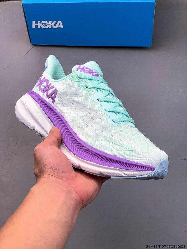 Hoka One One 克利夫顿9 轻量级缓震跑步鞋！鞋款延续克利夫顿的最佳品质，继续呈现极致柔软和超凡轻盈的完美组合。 全新的鞋面加大透气网孔，提升后跟部位