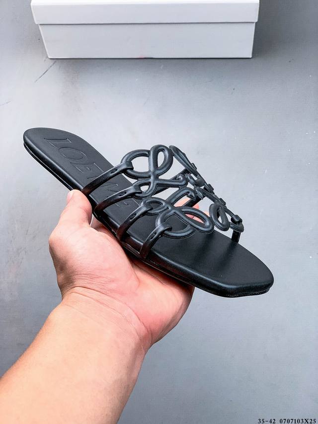 Loewe 罗意威 春夏新品 Petal Anagram镂空小猫跟拖鞋 0707103X25