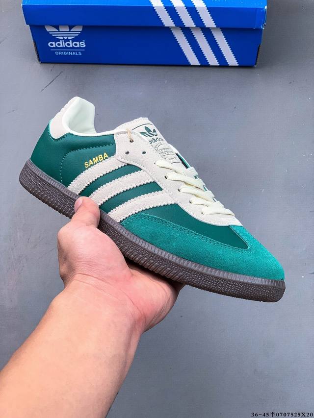 二层真标！Adidas Samba Og 经典鞋款 Adidas 近70年的经典Samba Og 修长的鞋楦,略微尖尖的鞋头,翻毛皮的鞋头拼接,这些我们都看得到