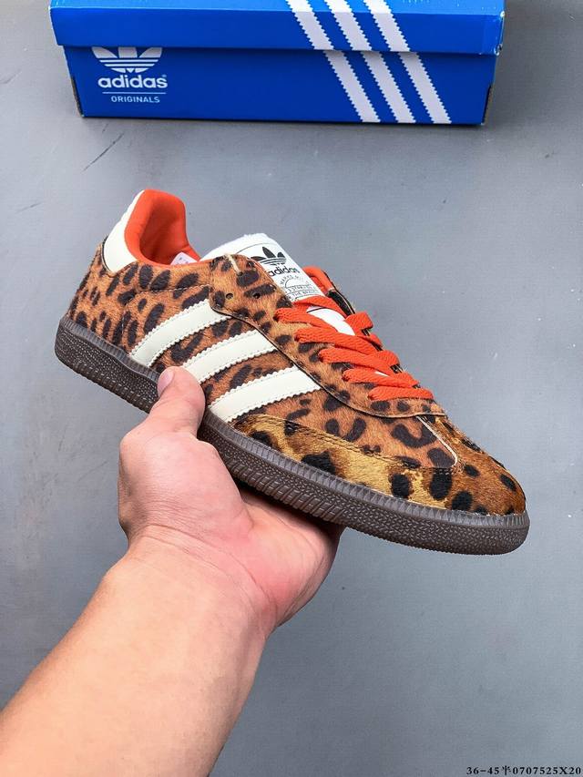 二层真标！Adidas Samba Og 经典鞋款 Adidas 近70年的经典Samba Og 修长的鞋楦,略微尖尖的鞋头,翻毛皮的鞋头拼接,这些我们都看得到