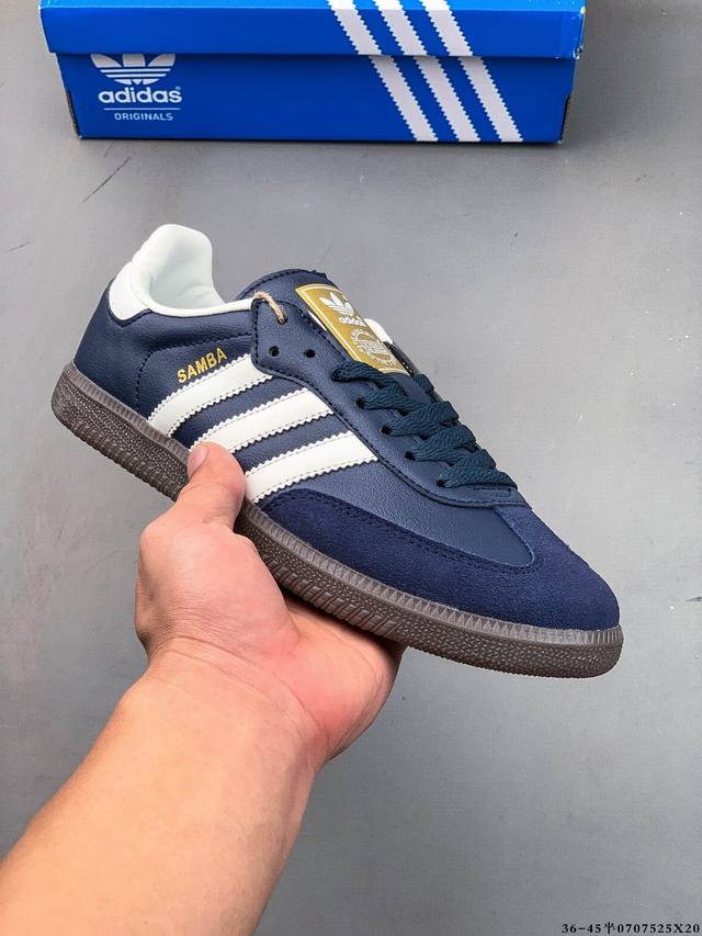 二层真标！Adidas Samba Og 经典鞋款 Adidas 近70年的经典Samba Og 修长的鞋楦,略微尖尖的鞋头,翻毛皮的鞋头拼接,这些我们都看得到