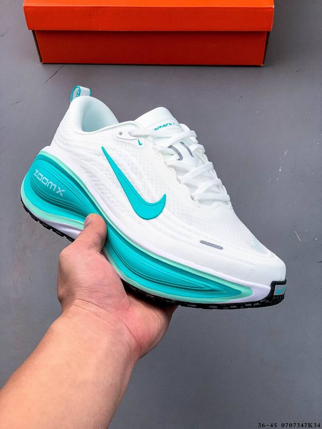 公司级！Nike Vomero 18 Plus 耐克 舒适减震防滑 低帮跑步鞋 全掌Reactx泡绵中底 前掌和后跟还配备了Air Zoom气垫单元 据说跑起来