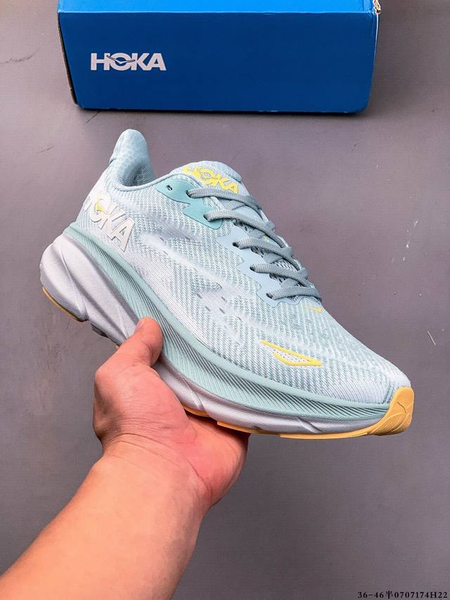 Hoka One One 克利夫顿9 轻量级缓震跑步鞋！鞋款延续克利夫顿的最佳品质，继续呈现极致柔软和超凡轻盈的完美组合。 全新的鞋面加大透气网孔，提升后跟部位