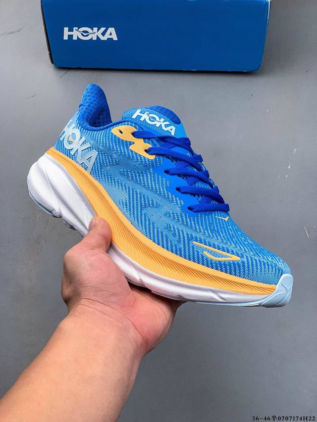 Hoka One One 克利夫顿9 轻量级缓震跑步鞋！鞋款延续克利夫顿的最佳品质，继续呈现极致柔软和超凡轻盈的完美组合。 全新的鞋面加大透气网孔，提升后跟部位