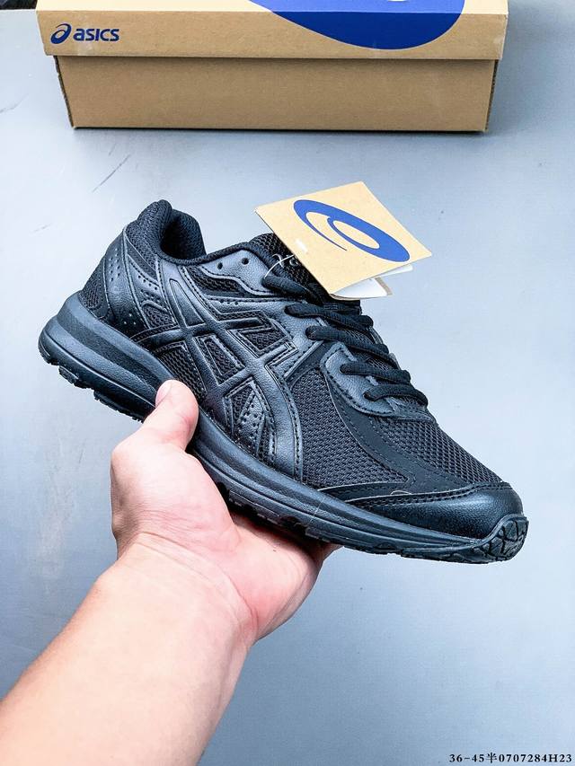 Asics Jog S 亚瑟士限定款 轻量低帮防滑跑步鞋 鞋款面料使用网布增加透气性，鞋底纹路以越野跑鞋为灵感概念，增添潮流感。外观上也增加了科技感的时尚味道，