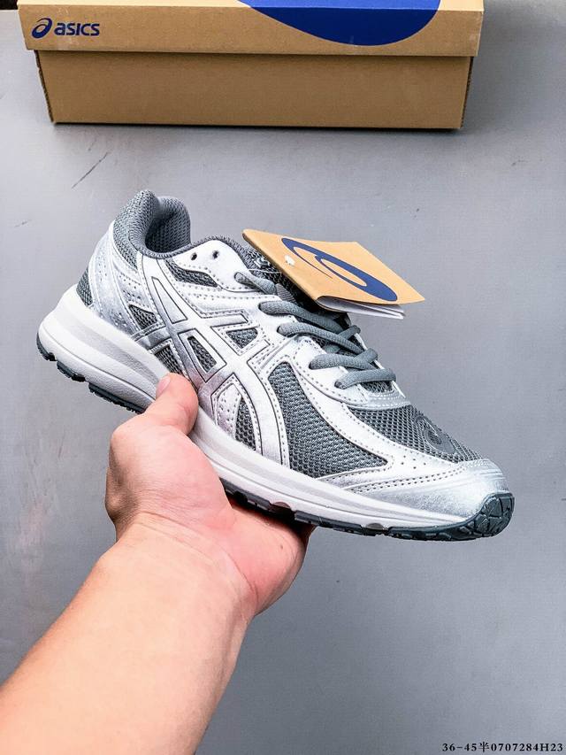 Asics Jog S 亚瑟士限定款 轻量低帮防滑跑步鞋 鞋款面料使用网布增加透气性，鞋底纹路以越野跑鞋为灵感概念，增添潮流感。外观上也增加了科技感的时尚味道，
