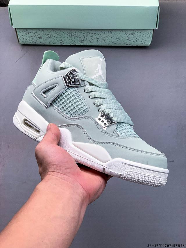 二层真标！Air Jordan 4 Aj4代中帮复古休闲运动文化篮球鞋。秉承轻量化的速度型篮球鞋设计思想完成设计，降低重量的同时提升舒适度，中底延续前作使用了分