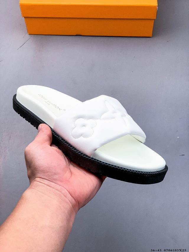 Louis Vuitton路易威登 凹面印花花纹 防滑 Lv 拖鞋 本款 Pool Pillow Comfort 平底凉拖为氯丁橡胶附上衬垫 塑造舒适宽幅鞋面
