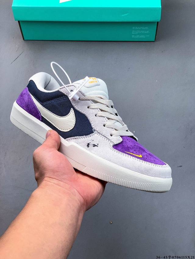 耐克Nike Sb Force 58是一款将前沿创新带入街头的单品，它具有硫化杯底，具有出色的耐用性和灵活性。使用帆布和绒面革，在饰面上放置通风口，它自始至终都