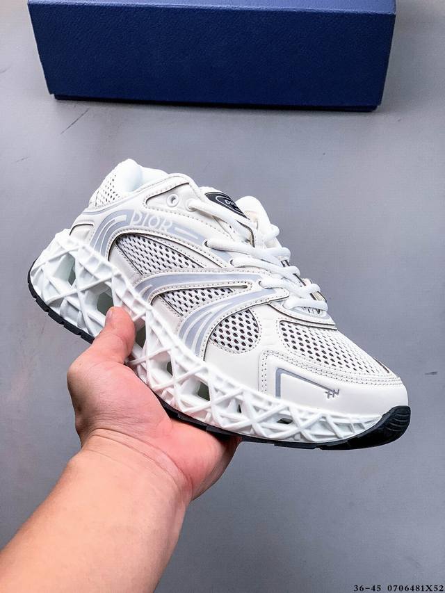 公司级！Dior迪奥 B35 圆头系带 低帮 生活休闲鞋 采用轻盈的橡胶精心制作 饰以曲纹藤格纹 Cosmo图案 重新诠释经典设计 镂空设计搭配橡胶内底若隐若现
