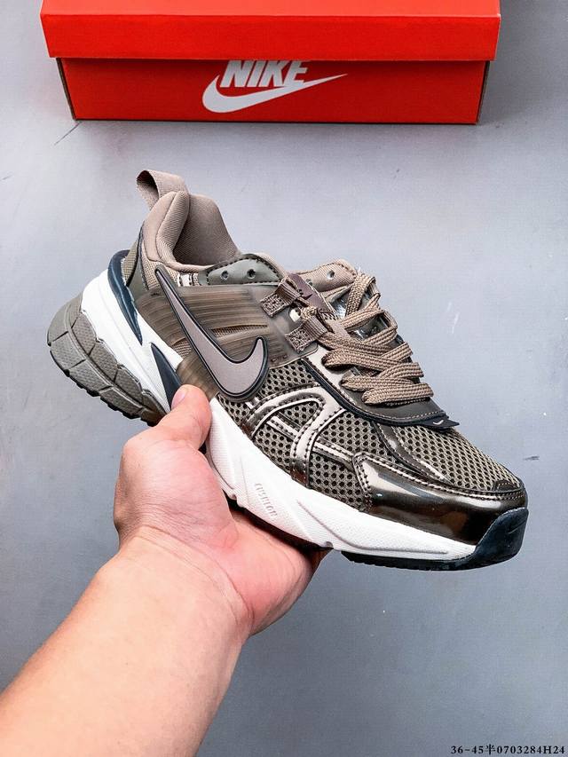公司级！耐克Nike V2K Run新款百搭休闲跑步鞋 复古风潮 网面透气 紧致的鞋面材质提供良好的包裹性 鞋侧 Swoosh以及鞋头部分搭配增添不少亮点的镀铬