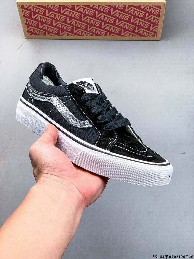 万斯 Vans Sk8-Low 复古低帮百搭休闲滑板鞋 Sk8-Low 作为 Sk8-Hi 的衍生鞋型，在保留鞋头、鞋带眼片、侧边条纹等各处细节的基础上，将 S