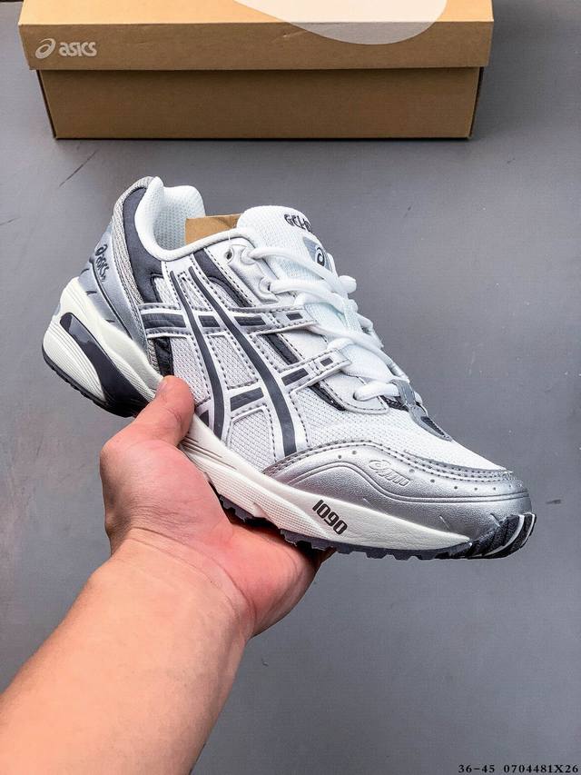 Asics 亚瑟士 Tiger Gel-1090 户外越野休闲运动跑步鞋。透气网眼鞋面配合部分合。最初受到摩托车光滑线条的启发，这款鞋旨在强调速度的概念 070