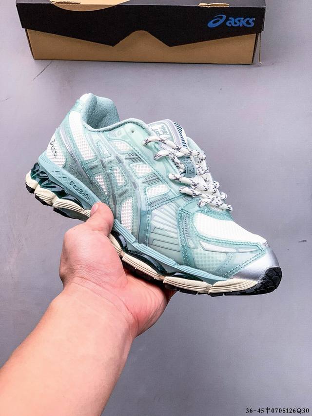 亚瑟士Kith X Asics Gel-Kayano 12.1低帮休闲跑步鞋，鞋款以K12作为基底，采用了Nimbus 17的鞋底单元，将缓震和稳定集合在一起，