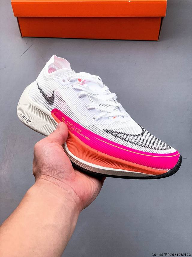 耐克Nike Zoomx Vaporfly Next% 轻质马拉松运动跑鞋。利用各种大数据打造鞋底，创造了一种全新的轻质材料，并在保持鞋子重量不变的情况下增加了