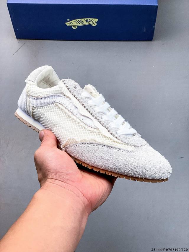 全新系列 Vans Super Lowpro 复古薄底 Vans Super Lowpro 的原型为 Vans 在上世纪 80 年代推出的一款竞赛鞋 Style
