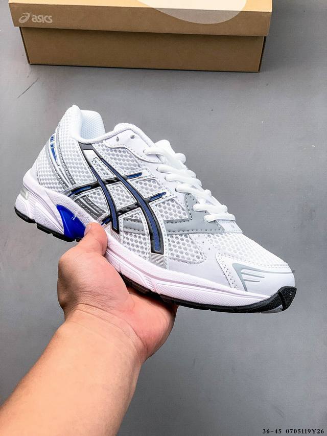集图 Asics Gel-1 亚瑟士新款运动跑步鞋 Asics Gel-1 可以称得上是复古美学的入门代表作，它所呈现的是千禧年后期的时代变迁风格。 整双鞋在鞋