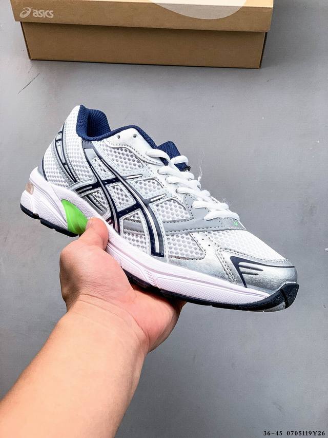 集图 Asics Gel-1 亚瑟士新款运动跑步鞋 Asics Gel-1 可以称得上是复古美学的入门代表作，它所呈现的是千禧年后期的时代变迁风格。 整双鞋在鞋