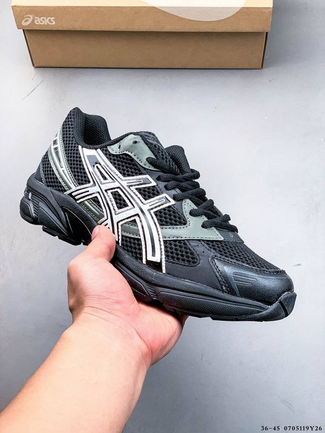 Asics Gel-1 亚瑟士新款运动跑步鞋 Asics Gel-1 可以称得上是复古美学的入门代表作，它所呈现的是千禧年后期的时代变迁风格。 整双鞋在鞋面部分