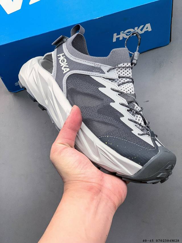 集图 Hoka Hopara 霍帕拉 夏季新款潮流徒步鞋防滑溯溪鞋 这双Hopara继承了Hoka家族的传统，标注性的橡胶化Eva缓震中底，兼具轻盈脚感与出色的