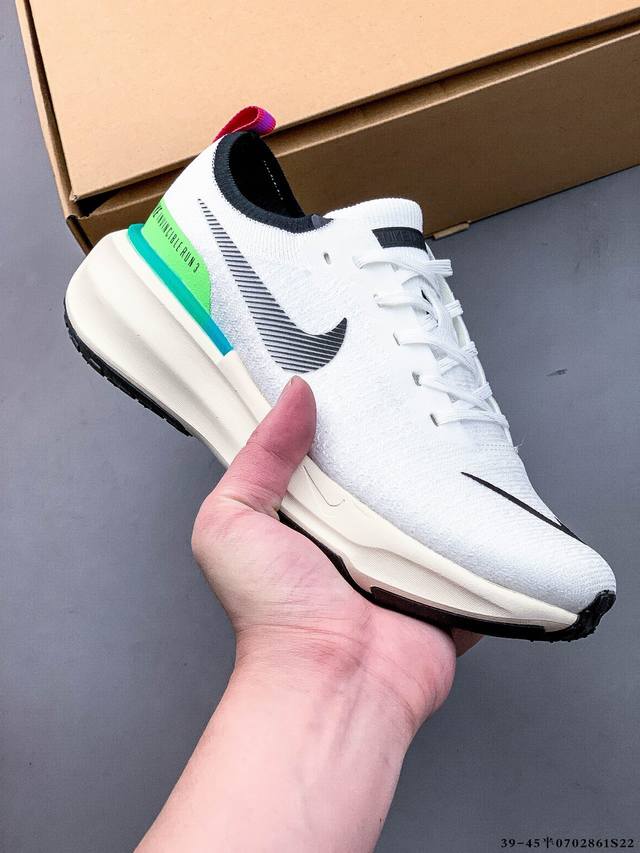 Nike Zoomx Invincible Run Fk 3机能风格 跑步鞋搭载柔软泡绵，在运动中为你塑就缓震脚感。设计灵感源自日常跑步者，提供稳固支撑力和非凡