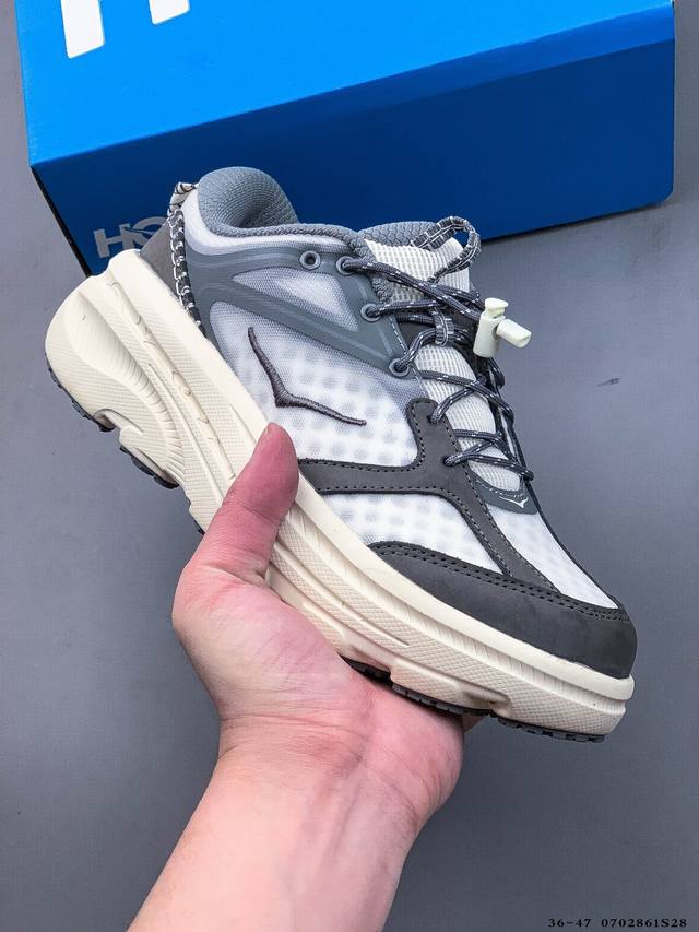 Hoka 携手 Beams推出了全新的 Bondi B3 Ls 鞋款。 如果你是 Hoka 的忠实粉丝，相信对 Bondi 这个名字一定不陌生。这款鞋可以说是奠